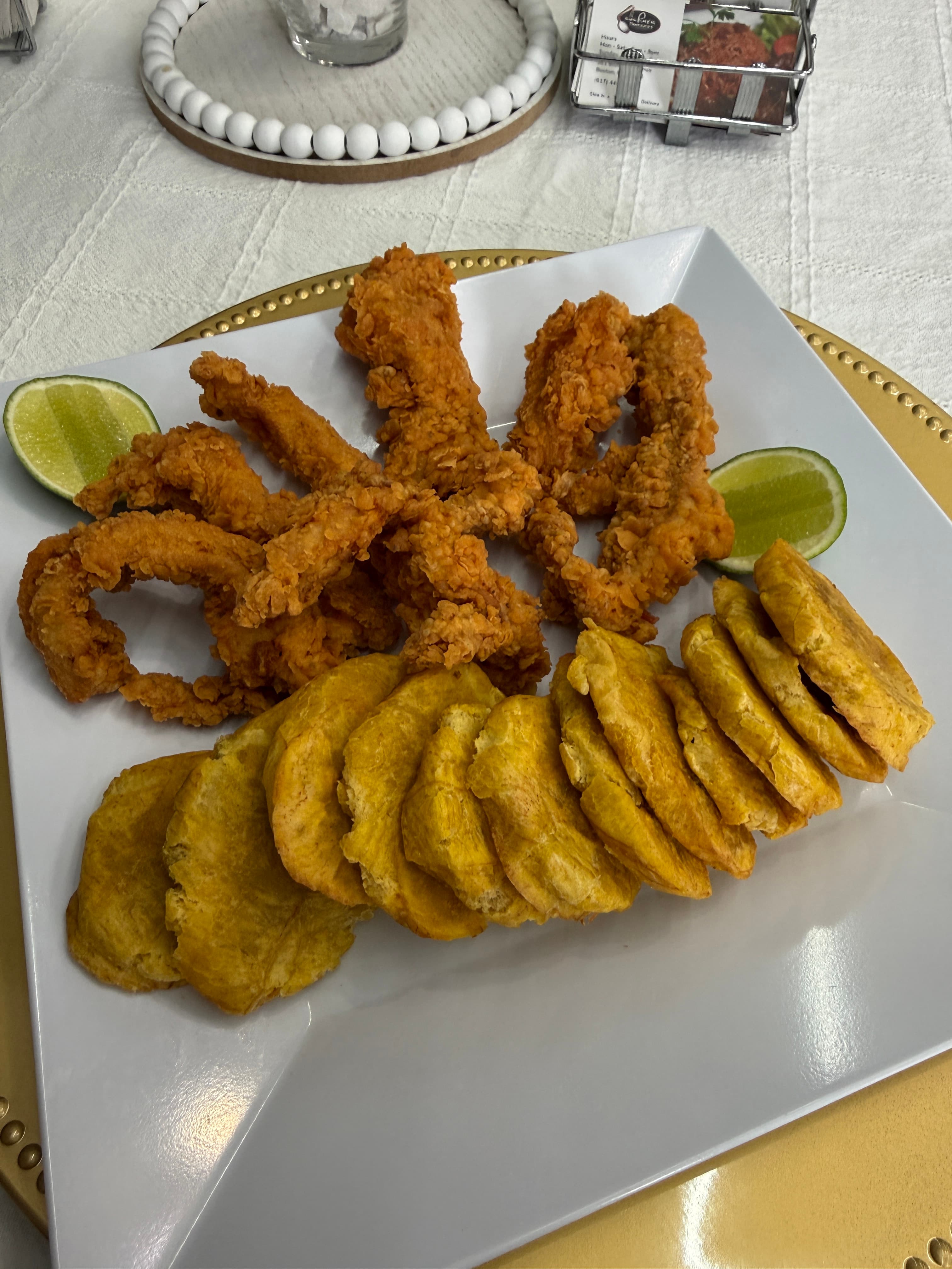 Fried chicken with tostones